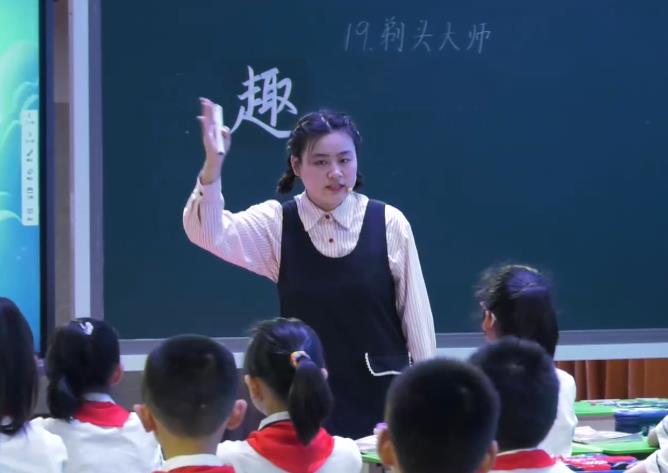 胡彭娅，《剃头大师》，三年级下册，第五单位