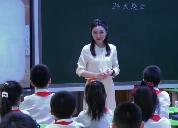 邹静，《火烧云》，三年级下册，第七单位